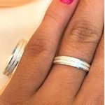 Aliança Em Prata - Modelo Winter 5 mm com 1 Filete no Meio na Feminina 1 Pedra Diamantada 