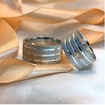 Aliança Em Prata - Modelo Drudi 10 mm com Canaletas Diamantada na Feminina 1 Coração 