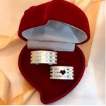 Aliança Em Prata - Modelo Drudi 10 mm com Canaletas Diamantada na Feminina 1 Coração 