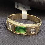Anel de formatura em ouro 18 k com 4.6 gramas com duas zircônias é uma pedra quadrada esmeralda sintética com dois símbolos em ouro branco 