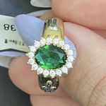 Anel de formatura em ouro 18k com 4.5 gramas com 18 pedras de zircônia com uma pedra oval esmeralda sintética com dois símbolos em ouro 