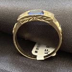 Anel de formatura em ouro 18k com dias zircônia e uma pedra quadrada safira sintética com dois símbolos em ouro branco com 4.7 gramas 