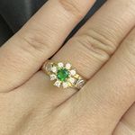 Anel de formatura em ouro 18k com 2.7 gramas modelo chuveiro com nove pedras de zircônia com uma pedra redonda esmeralda sintética com dois símbolos em ouro branco
