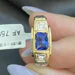 Anel de formatura em ouro com 6.3 gramas com duas pedras de zircônia com uma uma pedra quadrada safira sintética com dois com dois símbolos em ouro branco 2950