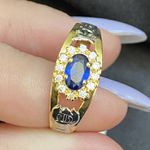 Anel de formatura em ouro 18 k com 2.5 gramas com 12 pedras com uma pedra oval safira sintética com dois símbolos em ouro branco
