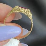 Anel de formatura em ouro 18 k com 7 gramas com uma pedra quadrada rubi sintética com dois símbolos em ouro branco
