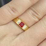 Anel de formatura em ouro 18k com 4 gramas com duas zircônia com uma pedra quadrada rubi sintética com dois símbolos em ouro branco 