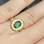 Anel de formatura em ouro 18k com 4.5 gramas com 18 pedras de zircônia com uma pedra oval esmeralda sintética com dois símbolos em ouro 