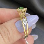 Anel de formatura em ouro 18k com 2.7 gramas modelo chuveiro com nove pedras de zircônia com uma pedra redonda esmeralda sintética com dois símbolos em ouro branco