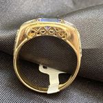 Anel de formatura em ouro com 6.3 gramas com duas pedras de zircônia com uma uma pedra quadrada safira sintética com dois com dois símbolos em ouro branco 2950