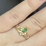 Anel em ouro 18 k com 2.5 gramas com 5 pedras de zircônia é uma navete em esmeralda sintética dois símbolos em ouro branco 