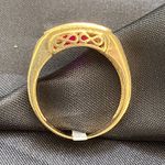 Anel de formatura em ouro 18k masculino com 9 gramas com quatro zircônia e uma pedra quadrada rubi sintética com dois símbolos em ouro branco 