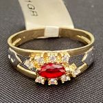 Anel de formatura em ouro 18k com 3.1 gramas com oito pedras de zircônia uma navete rubi sintética com dois símbolos em ouro branco 