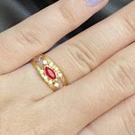Anel de formatura em ouro 18k com 3.1 gramas com oito pedras de zircônia uma navete rubi sintética com dois símbolos em ouro branco 