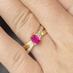 Anel de formatura em ouro 18k com 5.1 gramas com 10 pedras de zircônia com uma pedra oval rubi sintética com dois símbolos em ouro branco