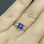 Anel de formatura em ouro 18k com 3.2gramas com 4 pedras de zircônia uma pedra quadrada safira sintética com dois símbolos em ouro branco
