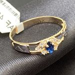 Anel de formatura em ouro 18k com 1,8 com seis pedras de zircônia com uma navete safira sintética com dois símbolos em ouro branco 
