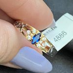 Anel de formatura em ouro 18k com 1,8 com seis pedras de zircônia com uma navete safira sintética com dois símbolos em ouro branco 