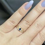 Anel de formatura em ouro 18k com 1,8 com seis pedras de zircônia com uma navete safira sintética com dois símbolos em ouro branco 