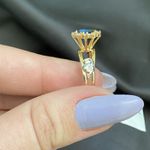 Anel de formatura em ouro 18k com 1,8 com seis pedras de zircônia com uma navete safira sintética com dois símbolos em ouro branco 