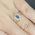 Anel de formatura em ouro 18k com 2.7 gramas com 8 pedras em zircônia uma navete em safira sintética com dois símbolos em ouro branco 