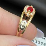 Anel de formatura em ouro 18k com 2 gramas com 10 pedras em zircônia com uma navete em rubi sintética com dois símbolos em ouro branco 