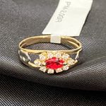 Anel de formatura em ouro 18k com 2 gramas com 10 pedras em zircônia com uma navete em rubi sintética com dois símbolos em ouro branco 