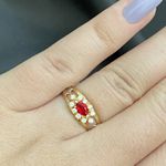 Anel de formatura em ouro 18k com 2 gramas com 10 pedras em zircônia com uma navete em rubi sintética com dois símbolos em ouro branco 
