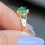 Anel de formatura em ouro 18k com 1.5 grama com 4 pedras de zircônia pedra quadrada em esmeralda sintética dois símbolos em ouro branco 