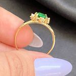 Anel de formatura em ouro 18k com 1.5 grama com 4 pedras de zircônia pedra quadrada em esmeralda sintética dois símbolos em ouro branco 