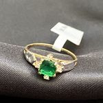 Anel de formatura em ouro 18k com 1.5 grama com 4 pedras de zircônia pedra quadrada em esmeralda sintética dois símbolos em ouro branco 