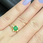 Anel de formatura em ouro 18k com 1.5 grama com 4 pedras de zircônia pedra quadrada em esmeralda sintética dois símbolos em ouro branco 