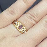 Anel de formatura em ouro 18k com 2.5 gramas com 8 pedras em zircônia uma pedra oval em ametista sintética dois símbolos em ouro branco 