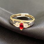 Anel de formatura em ouro 18k com2.5 gramas com duas zircônia com uma navete em rubi sintética com dois símbolos em ouro branco 