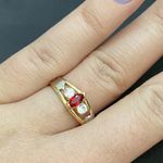 Anel de formatura em ouro 18k com2.5 gramas com duas zircônia com uma navete em rubi sintética com dois símbolos em ouro branco 
