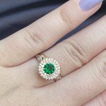 Anel de formatura em ouro 18k com 3.4 gramas com 40 pedras em zircônia com uma pedra redonda em esmeralda sintética com dois símbolos em ouro branco 