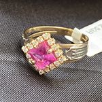 Anel de formatura em ouro 18k com 2.5 gramas com 16 pedras em zircônia uma pedra quadrada rubi sintético com dois símbolos em ouro branco 