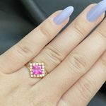 Anel de formatura em ouro 18k com 2.5 gramas com 16 pedras em zircônia uma pedra quadrada rubi sintético com dois símbolos em ouro branco 
