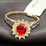Anel de formatura em ouro 18k com 2.8 gramas com 13 pedras de zircônia com uma pedra redonda rubi sintética com dois símbolos em ouro branco 
