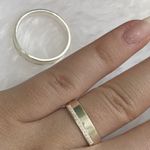 Aliança de Prata 5mm Quadrada anatômica - Feminina meia cravejada - Masculina com canaleta na lateral