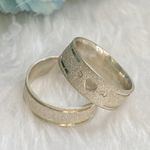 Aliança prata quadrada com 7mm Com coração vazado duas pedras duas canaleta lisas toda diamantada Masculina diamantada com duas canaletas lisas 