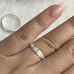 Aliança Prata 4mm Quadrada- Feminina cravejada em pedras - Masculina com uma caneleta lisa 