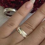 Aliança prata abaulada com 5 mm Feminina toda cravejada no meio Masculina canaleta no meio toda polida 