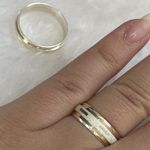 Aliança de Prata 6mm anatômica abaulada com duas canaletas em ouro trabalhada no meio diamantada