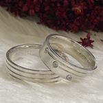 Aliança quadrada anatômica com 6 mm Feminina com duas pedras duas canaletas lisas Masculina com duas canaletas lisas