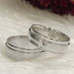 Aliança prata abaulada anatômica com 7 mm 10 gramas Feminina com uma pedra duas canaletas polidas Masculina com duas canaletas polida