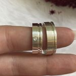 Aliança prata quadrada anatômica com 6mm 9 gramas Feminina com uma pedra e uma caneta lateral lisa polida Masculina com uma canaleta na lateral lisa polida