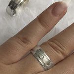 Aliança prata abaulada anatômica com 7 mm 10 gramas Feminina com uma pedra duas canaletas polidas Masculina com duas canaletas polida