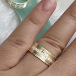 Aliança prata quadrada anatômica com 7mm Feminina cravejada no meio Com duas canaletas em ouro Masculina duas canaletas em ouro toda polida