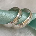 Aliança prata abaulada com 5 mm Feminina toda cravejada no meio Masculina canaleta no meio toda polida